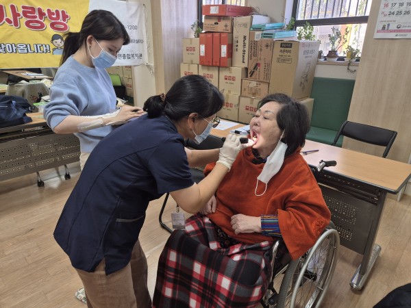 휠체어 탑승하며 구강검진 받는 모습