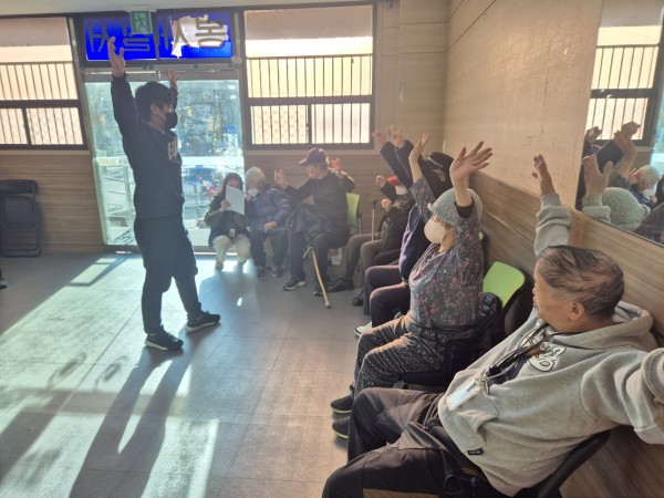 대기하며 건강체조하는 모습