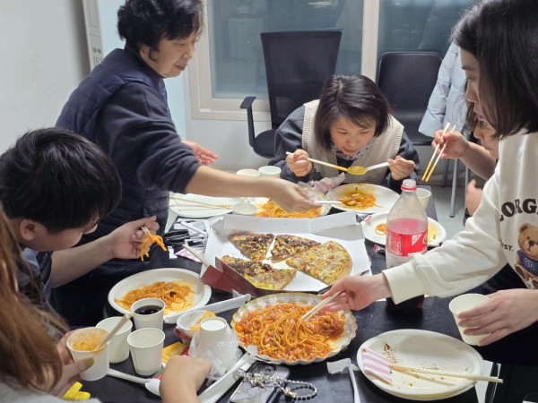 다같이집들이음식식사모습