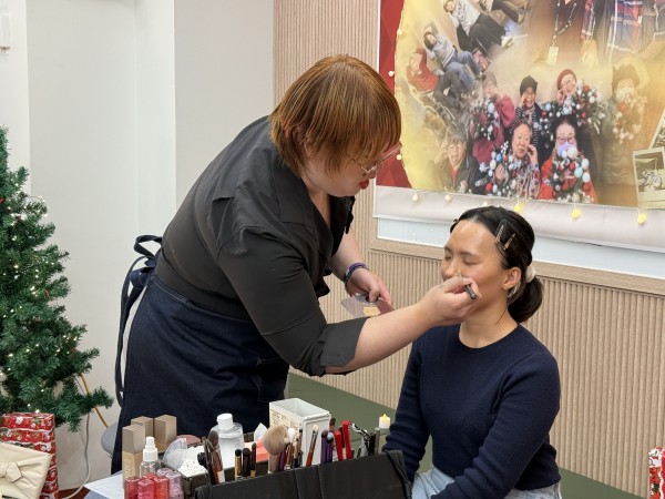 지민이가메이크업아티스트가되서메이크업해주는모습