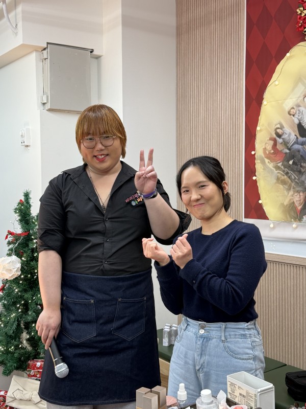 지민이와손님이함께사진촬영한모습