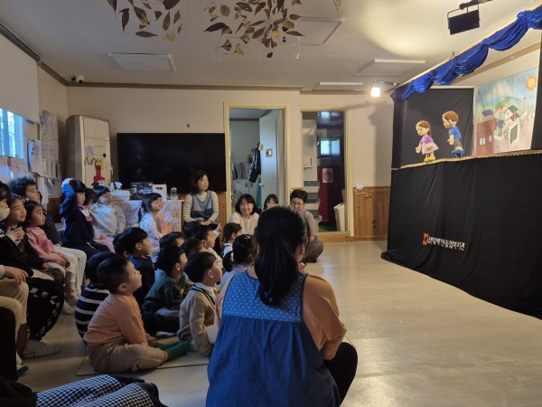 열매어린이집 아이들이 인형극을 관람하고 있는 모습(측면)