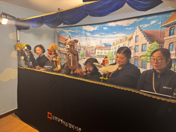 인형극단 여우 단원들이 공연을 끝내고 인사하는 모습