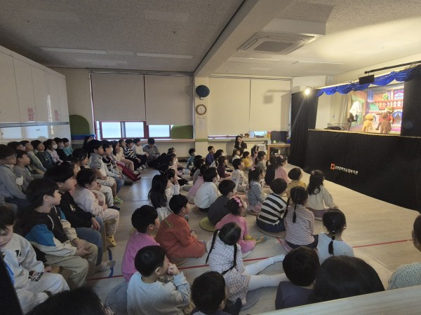 70명 이상의 두산병설초 아이들외 보호자(부모)가 함께 관람하고 있는 모습