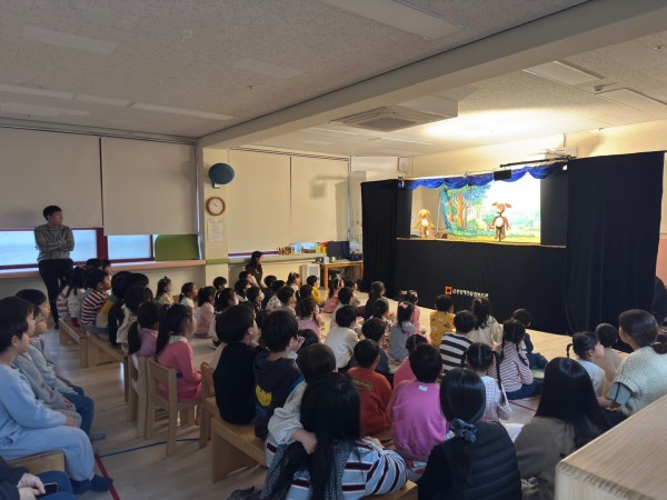 두산병설초등학교 아이들이 집중하여 관람하고 있는 모습(우측)