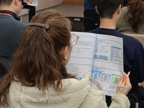 교육을 열심히 듣고 있는 모습