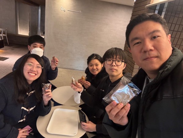 다과를 들고 다 같이 찍은 사진