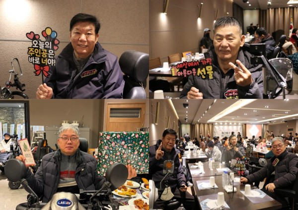 동네방네모니터링단 토퍼들고 웃으며 사진찍는모습