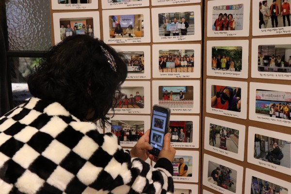 포토월에서 자신의 모습을 보고 사진찍는모습