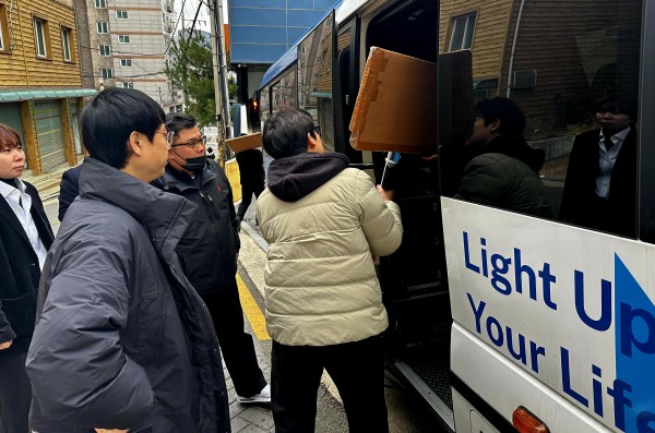 다비치안경에서 장비 사진 내리고 있는 모습