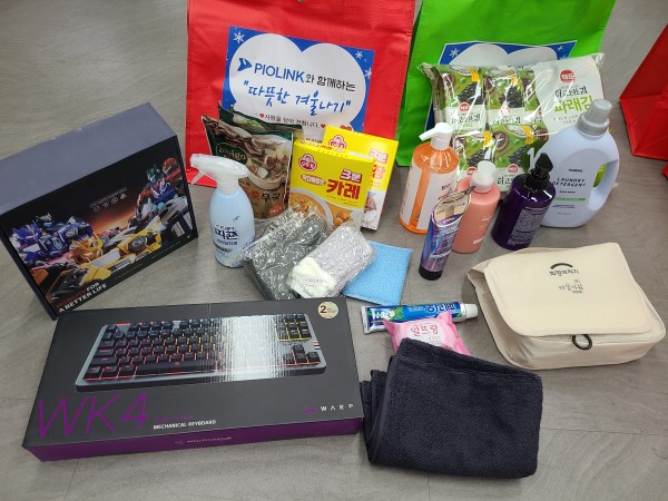 다양한 물품을 담은 소망상자의 모습