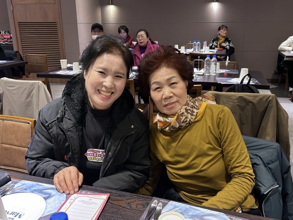 동료와 사진을 찍는 활동지원사들