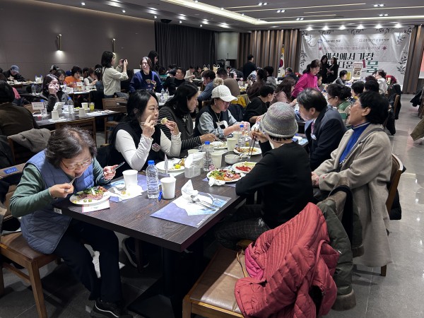 마벨리에에서 부페 음식을 즐기고 있는 활동지원사