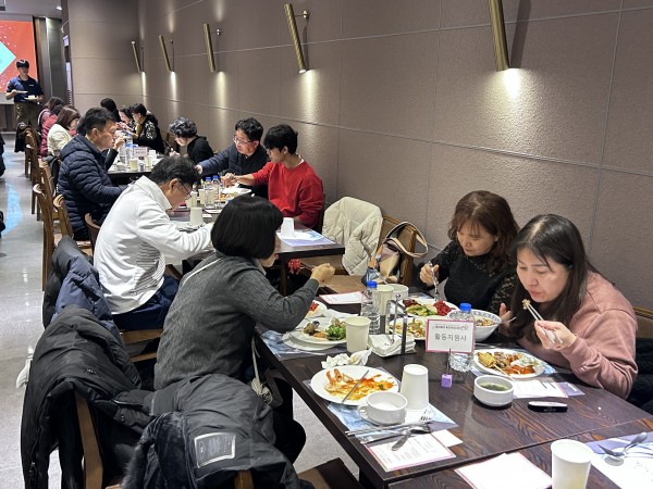 마벨리에에서 부페 음식을 즐기고 있는 활동지원사