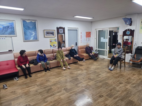 프로그램 시작 전 두런두런 이야기를 나누는 이용인 분들