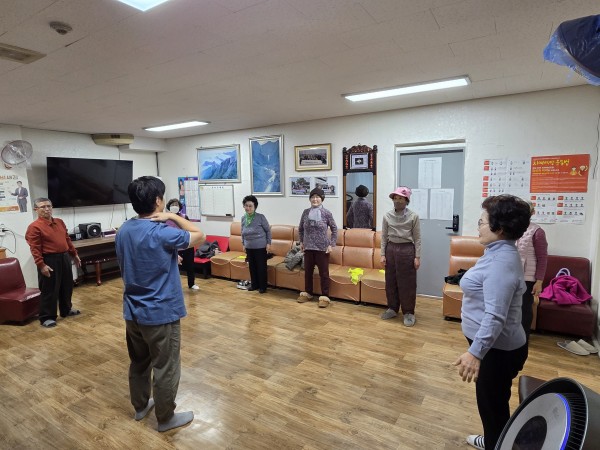 한 겨울에도 반팔을 입고 운동을 알려주시는 열정맨 특수체육 선생님