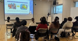 활동지원사가 장애인 인식개선교육을 듣고있는 모습