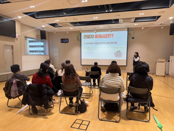 활동지원사가 부정수급예방교육을 듣고있는 사진