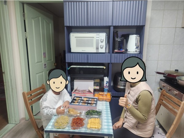 새로운 가구와 포즈를 취하고 있는아동