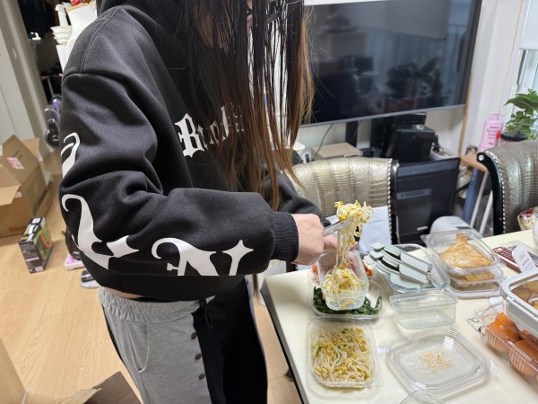 새 반찬통에 반찬을 옮겨담는 모습