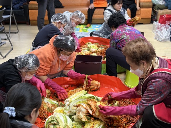 김치 담그는 방법 알려주는 모습