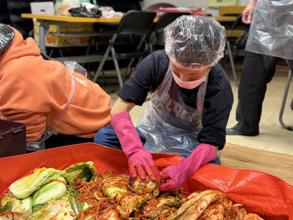 정성스럽게 양념 바르고 있는 모습