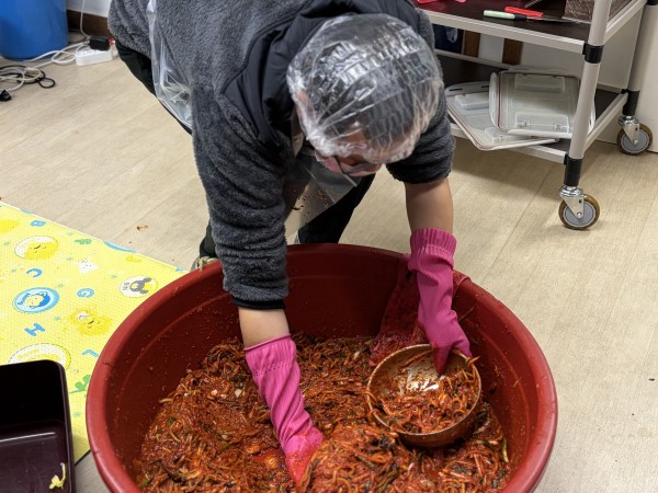 양념을 주민분들께 전달하고 있는 모습