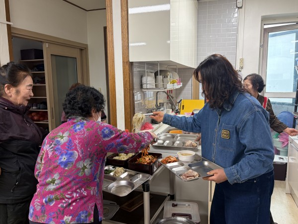 김장 후 식사 준비하고 있는 주민 모습