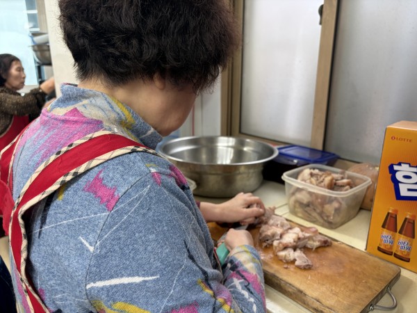 수육 썰고 있는 모습