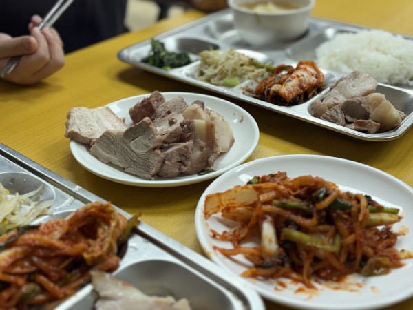 직접 담근 김치과 경로당에서 준비한 수육