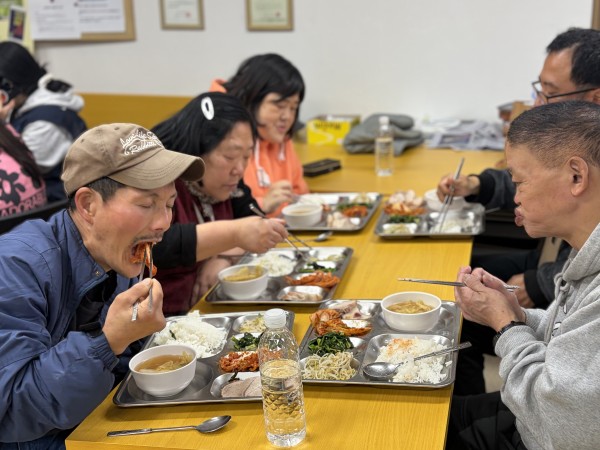 복지관 이용인께서 식사하는 모습