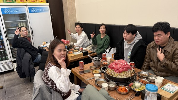 간담회가 끝나고 현수막을 들고 사진찍는 모습