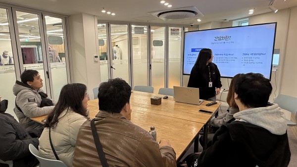 간담회가 무엇인지, 하는 이유등을 설명하는 모습