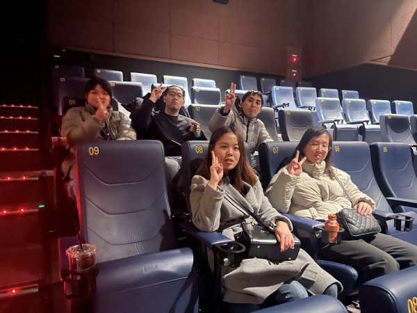 식당에서 브이를 하고 사진찍는 모습