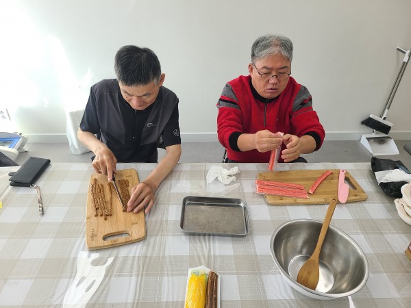 깁밥을 말 준비를 하는 사랑의 집배원의 모습