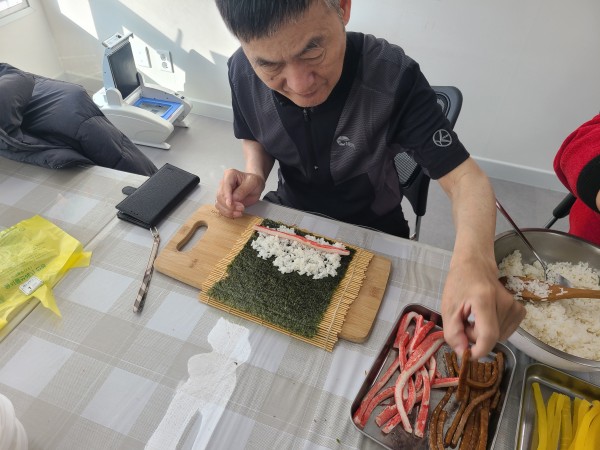 속에 넣을 재료를 고민하고 있는 사랑의 집배원의 모습