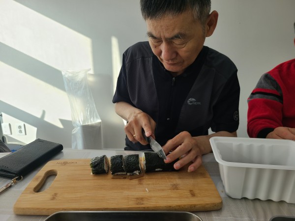 예쁘게 김밥을 썰고 있는 사랑의 집배원의 모습