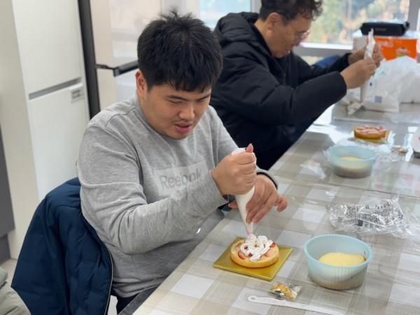 잘하고 있는게 맞는지 고민하며 케이크를 만드는 모습