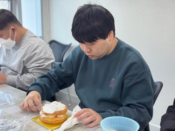 크림을 곱게 펴바르는 모습