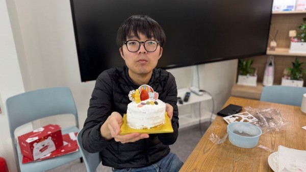 직접 만든 케이크를 자랑하는 모습