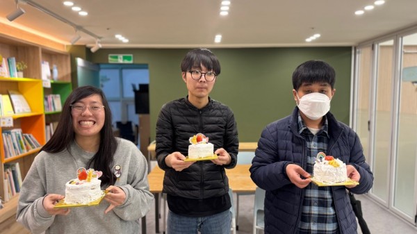 케이크를 들고 단체사진을 찍는 오후반 이용인 모습