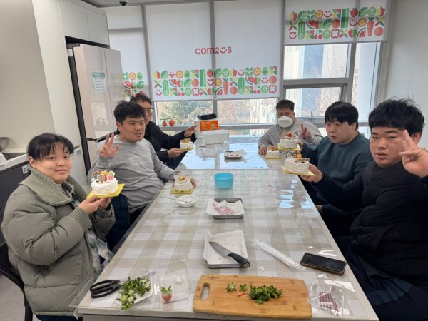 케이크를 들고 단체사진을 찍는 오전반 이용인 모습