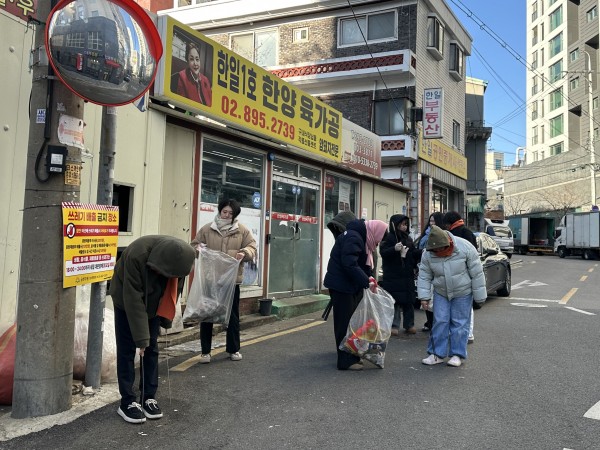 큰 말미마을 청소하는 모습