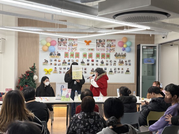 마음에 드는 책의 내용을 발표하는 모습