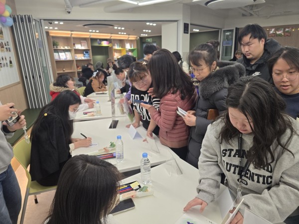 작가님들의 서명을 받기 위해 기다리는 모습