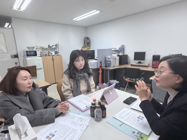 사업에 대하여 자문을 받고 있는 모습