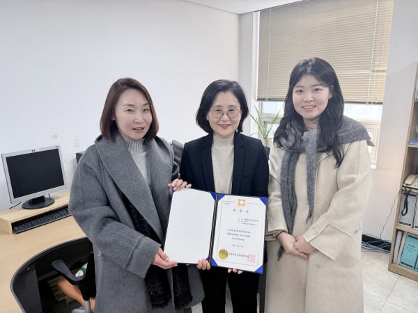 자문위원 위촉장을 들고 사진을 찍은 모습