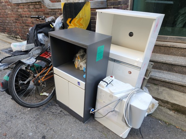 오래 사용한 서랍장을 버리는 모습