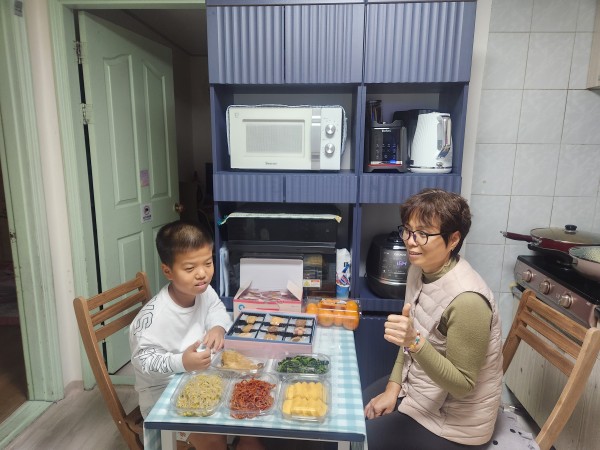 맛있게 식사를 하는 아동의 모습