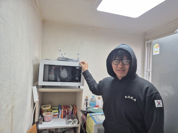 새로운 전자렌지를 자랑하는 아동의 모습